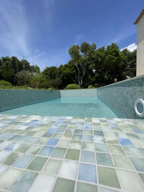 Pose d'une piscine en mosaïque à Cavalière, Le Lavandou, Carrelage Mastronicola
